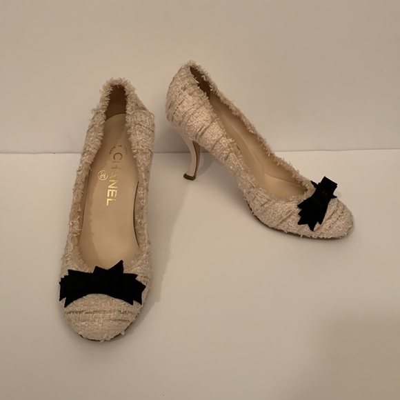 Chanel Boucle Pumps - Size 37.5 - Picture 2 of 8